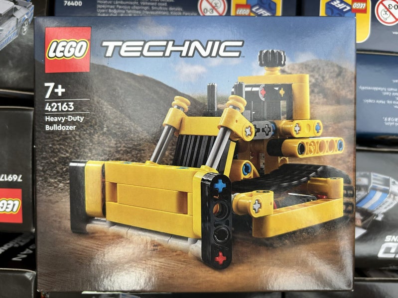 LEGO Technic 42163 - Heavy-Duty Bulldozer Carousel 1