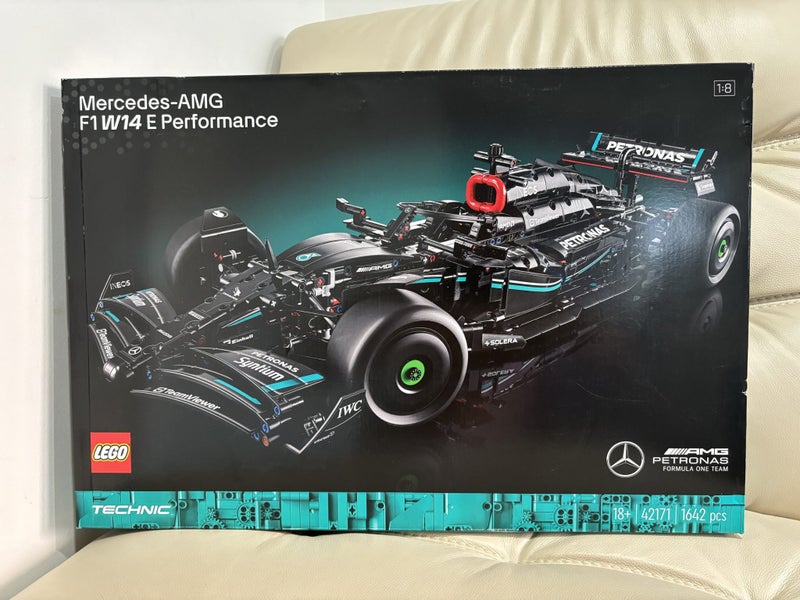 LEGO Technic 42171 - Mercedes-AMG Petronas F1 W14 E Performance Carousel 1