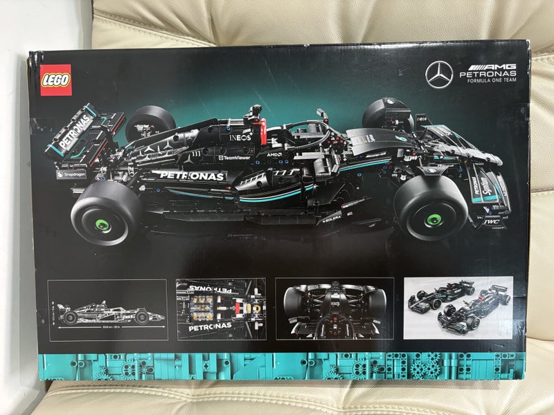 LEGO Technic 42171 - Mercedes-AMG Petronas F1 W14 E Performance Carousel 2