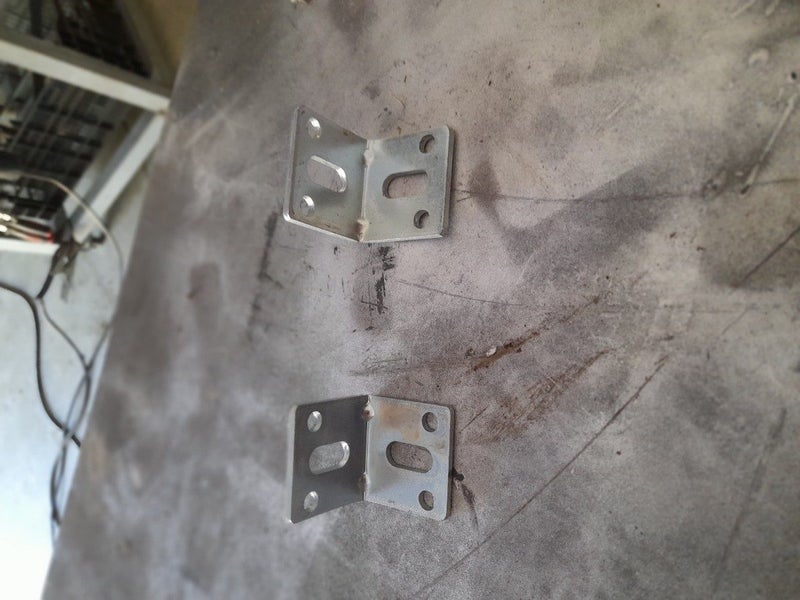 Angle Bracket galvanised Carousel 1