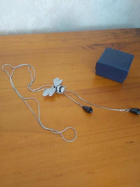 Bee necklace Carousel 1