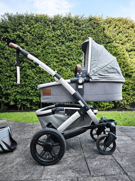 JOOLZ GEO Pram (Bassinet + Pushchair) Carousel 1