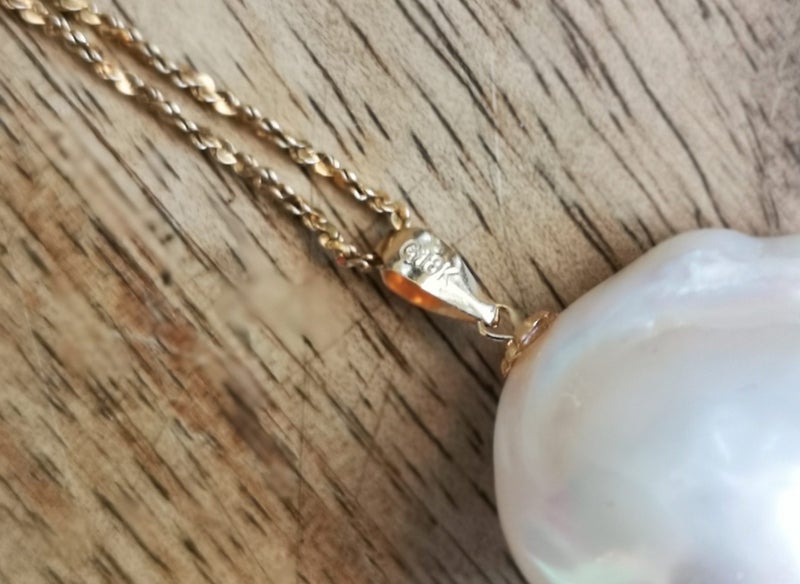 Big baroque pearl with 18k bail and necklace Carousel 2