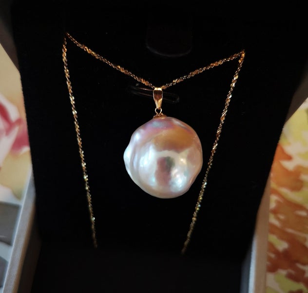 Big baroque pearl with 18k bail and necklace Carousel 1