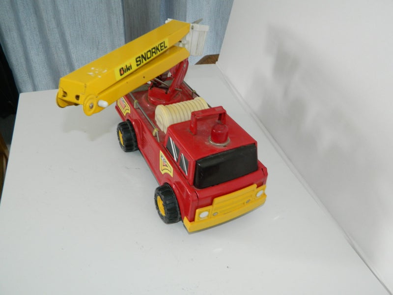 BIKI RED SNORKEL PRESSED STEEL FIRE ENGINE Carousel 13