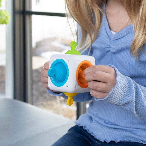Fat Brain Toys: Tugl Cube Carousel 5