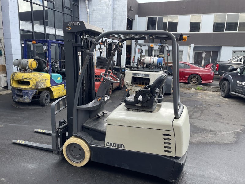 Crown SC4500 Three Wheel Electric Forklift Carousel 2