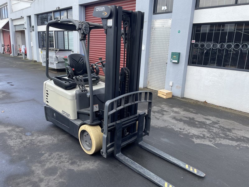 Crown SC4500 Three Wheel Electric Forklift Carousel 1