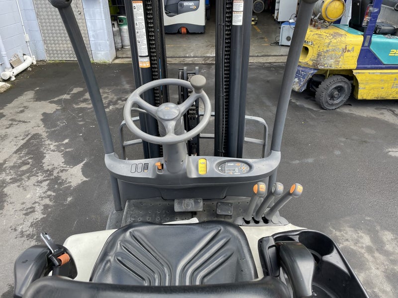 Crown SC4500 Three Wheel Electric Forklift Carousel 5
