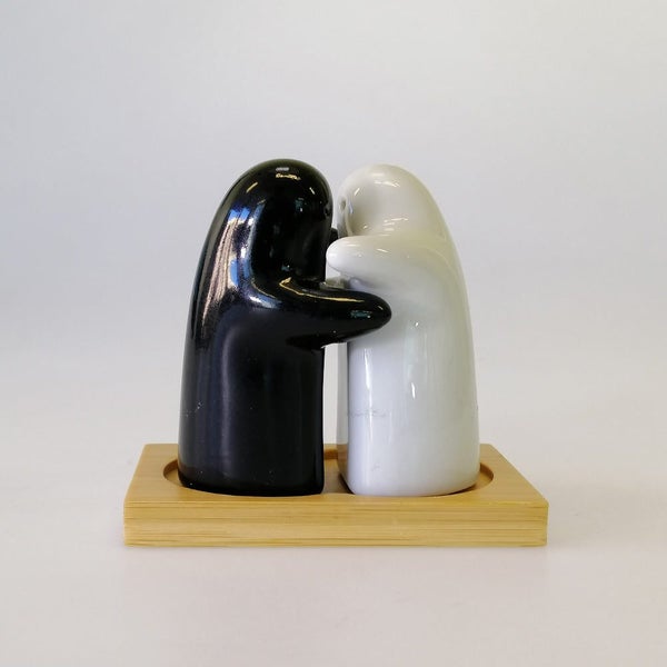 B&W 'Hug' - Salt & Pepper Set Carousel 3