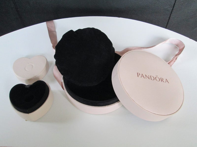GENUINE PANDORA ROUND LEATHER BRACELET & HEART BEAD BOXES Carousel 1