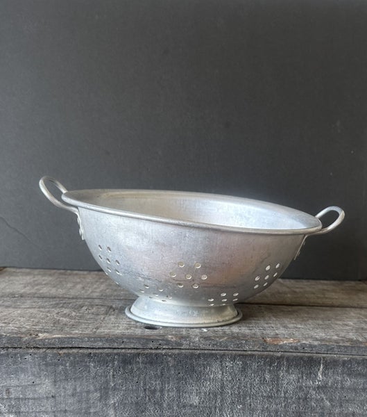 Vintage Rustic Kitchen Colander Carousel 1