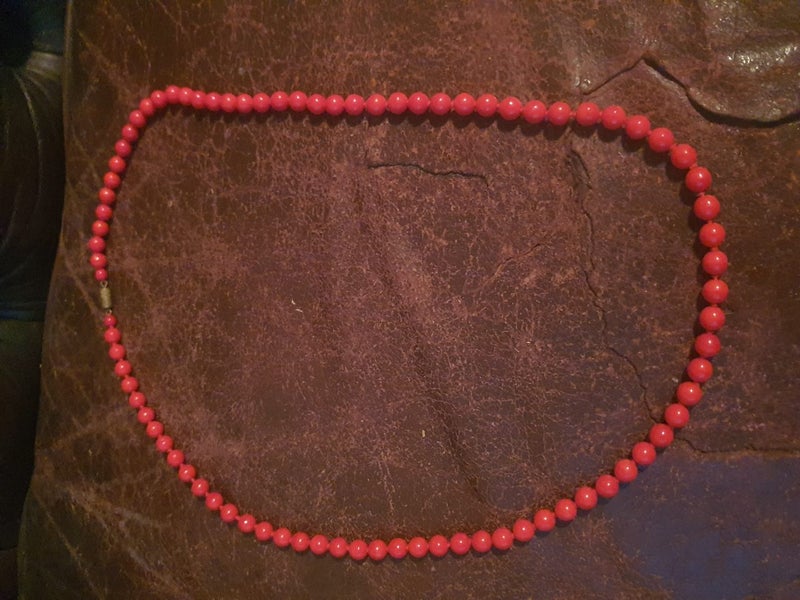 Vintage Coral? Bead Necklace Carousel 1