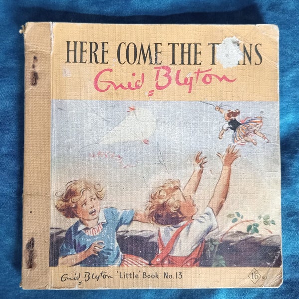 HERE COME THE TWINS - ENID BLYTON LITTLE BOOK - 1953 Carousel 1