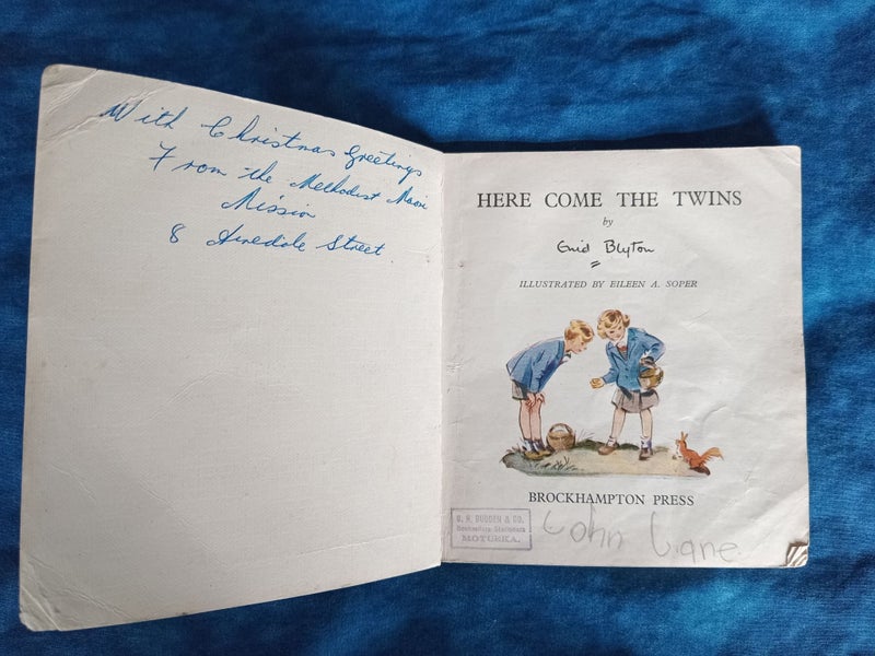 HERE COME THE TWINS - ENID BLYTON LITTLE BOOK - 1953 Carousel 2