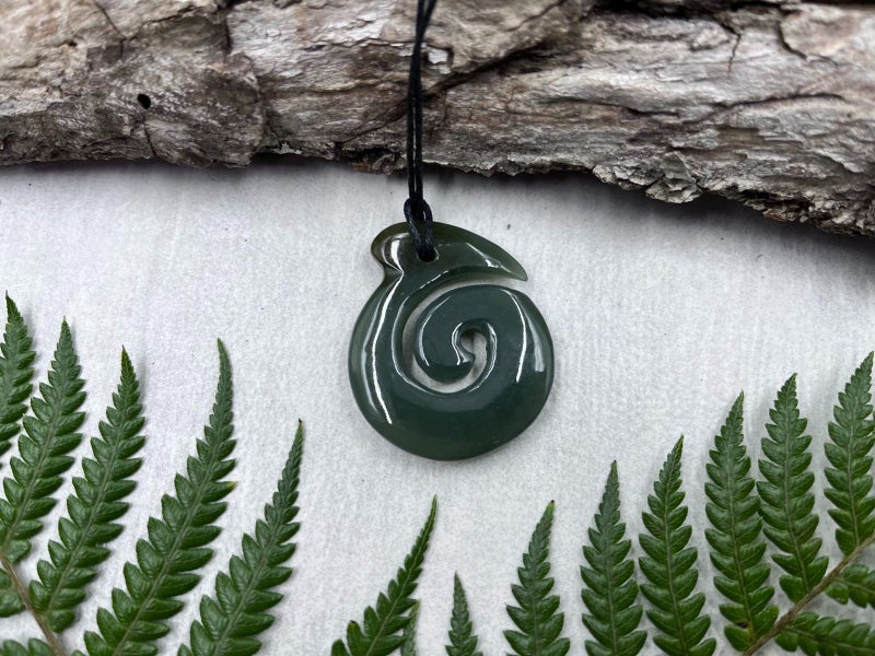 Greenstone Nephrite Jade Maori Hei Matau Fish Hook E072 Carousel 1