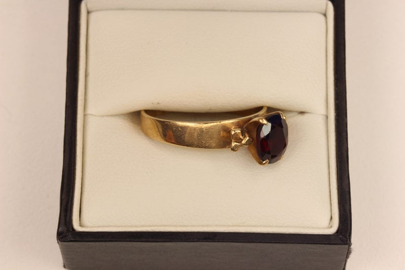 9ct Garnet ring Carousel 2