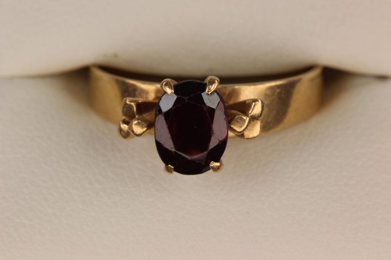 9ct Garnet ring Carousel 9