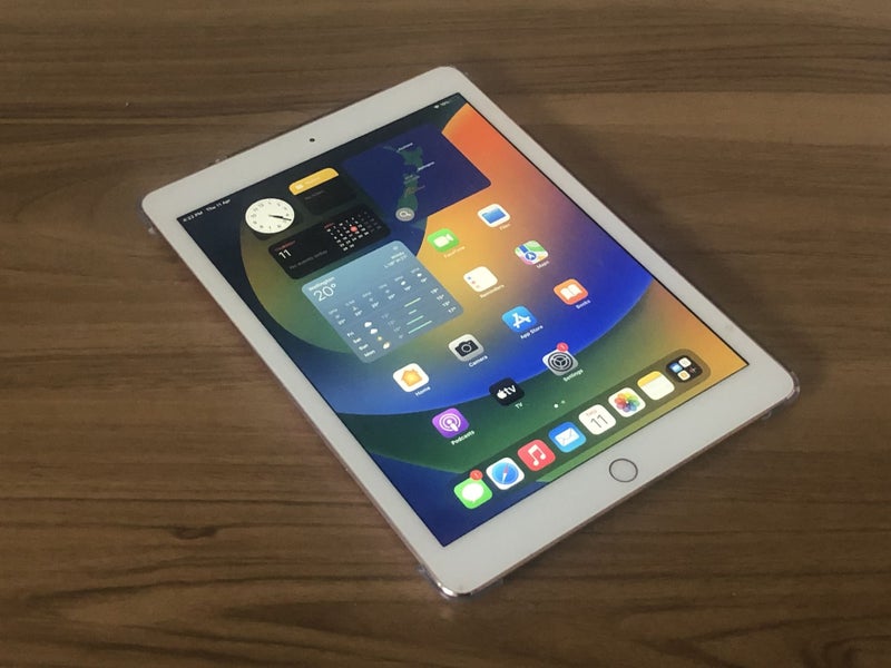 iPad Pro - iCloud Unlocked - Great Working Condition Carousel 1