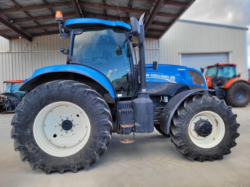 2012 New Holland T7.200 AC Carousel 1