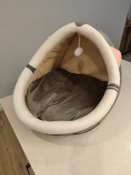 Cat Igloo L Carousel 1