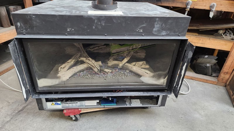 REGENCY GF950L NG1-R C/W LOGS & REMOTE NEW Carousel 2