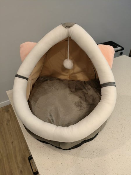Cat Igloo M Carousel 1