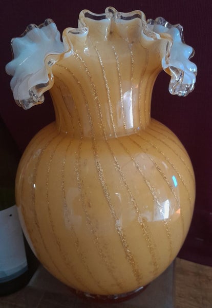 ART GLASS VASE ..HAND MADE, FRILLY TOP LARGE. Carousel 2