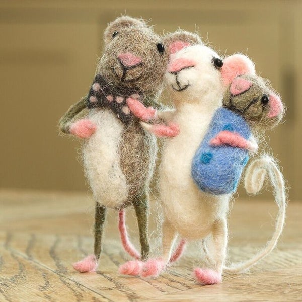 Mummy and Daddy carrying a Baby boy mouse Carousel 1