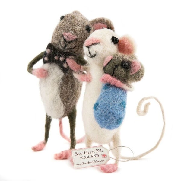 Mummy and Daddy carrying a Baby boy mouse Carousel 3