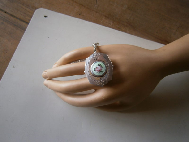 1930's STG.SILVER LOCKET ON STG.SILVER BELCHER CHAIN (18.7gms) Carousel 1