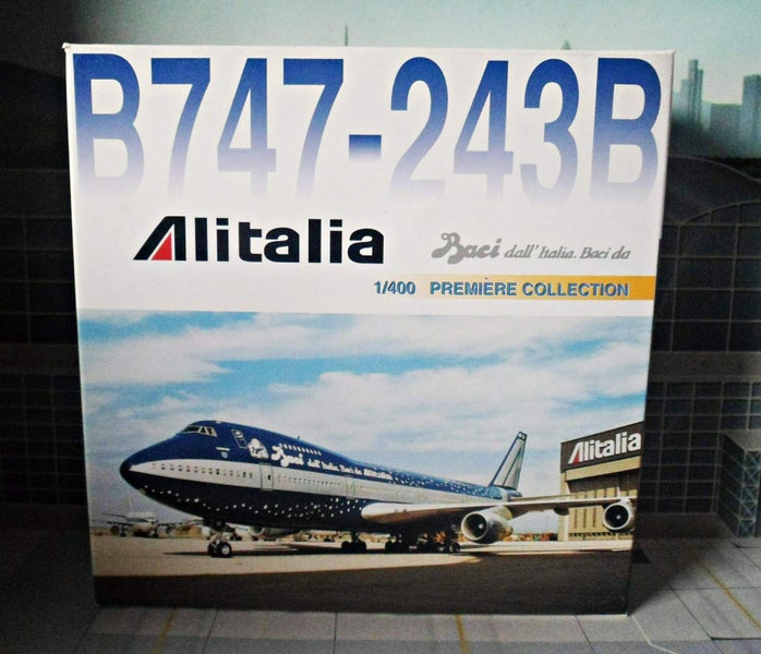 Scale 1/400 Dragon Wings - Boeing B747-200 Alitalia 'Baci' Carousel 9