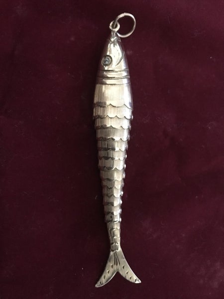 14ct gold 3D Fish Pendant with diamond eyes; $5100 valuation (articulated) Carousel 1
