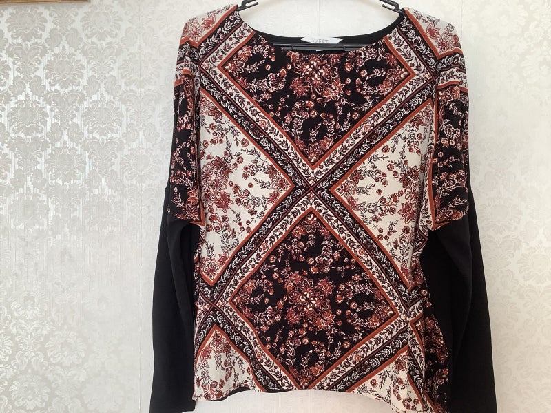 Ladies top Carousel 1