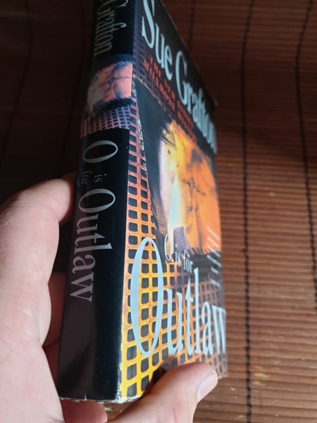 O is for Outlaw by Sue Grafton Carousel 2