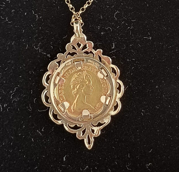 Half Sovereign pendant with chain: New Carousel 2