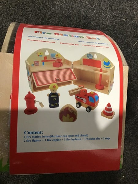 WOODEN FIRE STATION CARRY CASE SET Carousel 1