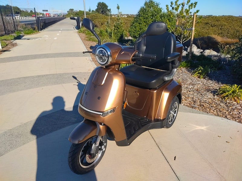 DELUXE 3WHL MOBILITY SCOOTER XLT Carousel 1