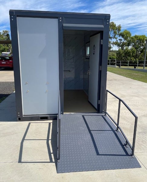 LARGE Bathroom with Access Ramp Carousel 18