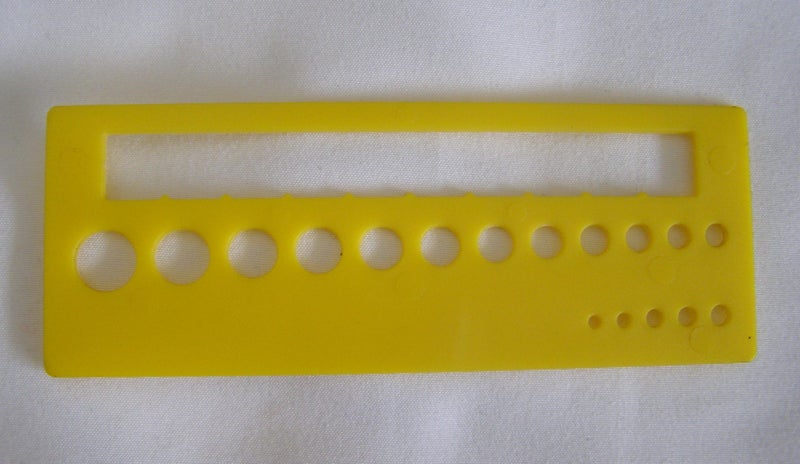 VINTAGE WOMANS WEEKLY KNITTING NEEDLE GAUGE WITH TENSION GUIDE #33 Carousel 2