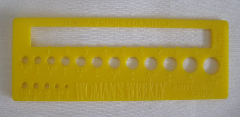 VINTAGE WOMANS WEEKLY KNITTING NEEDLE GAUGE WITH TENSION GUIDE #33 Carousel 1