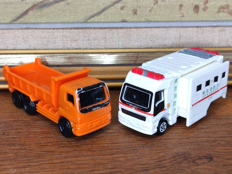 ISUZU Giga and ISUZU Super Ambulance Tomica McDonald's Toys Carousel 1