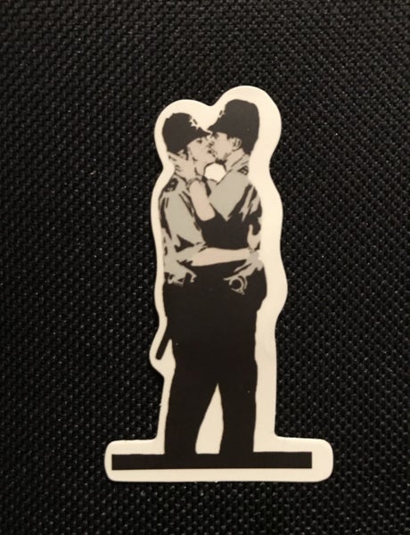 ** BANKSY ART ** 1 x Sticker - ‘Kissing Police Officers’ (6.2cm) Carousel 1