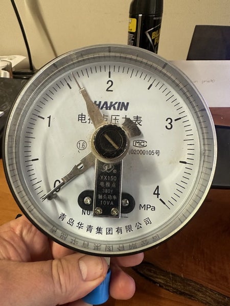 0<4 MPa Alarming adjustable pressure gauge 150mm Carousel 2