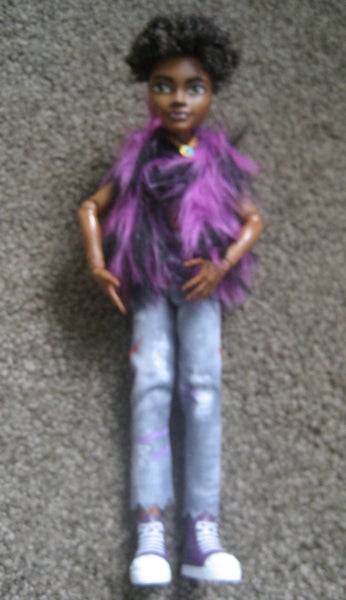 MONSTER HIGH Doll With Collectable Clothes and accessories Carousel 1