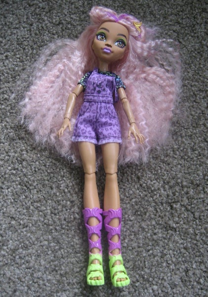 MONSTER HIGH Doll With Collectable Clothes and accessories Carousel 1