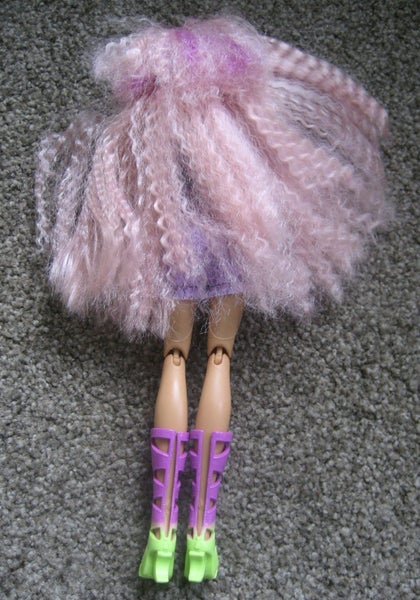 MONSTER HIGH Doll With Collectable Clothes and accessories Carousel 2