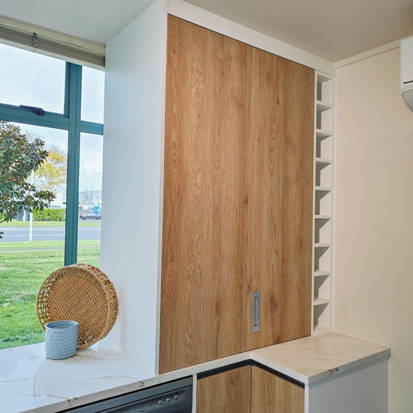 Modern Acrylic White & Timber-Look Flat Pack Kitchen – Showroom62863243092737113