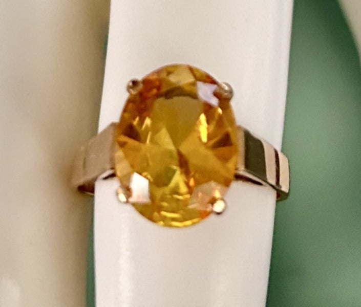 9ct gold citrine ring 3.7 grams . Carousel 1