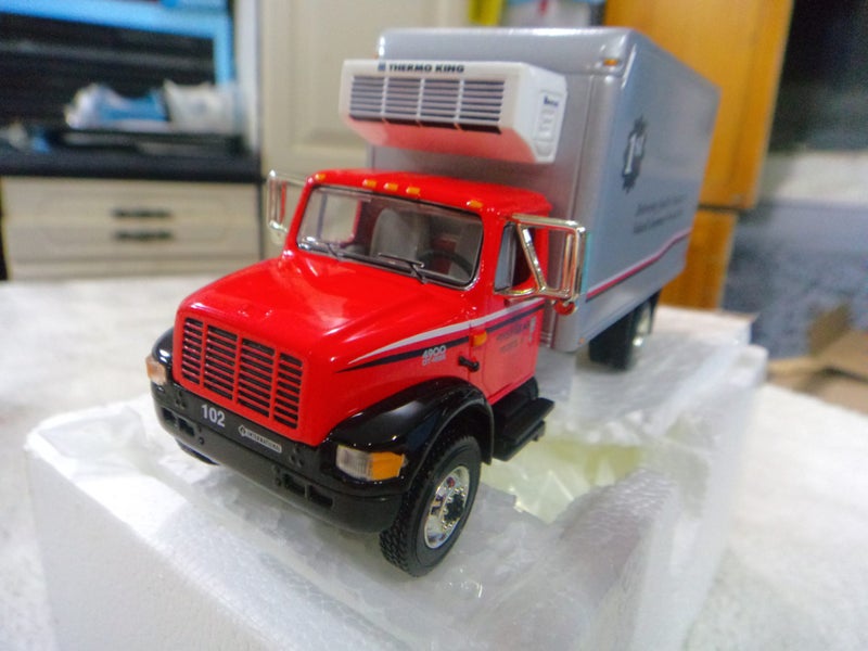 First Gear Inrwenational 4900 Series truck 1/54 Carousel 1